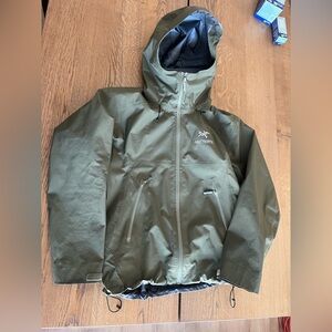 ARCTERYX JACKET GREEN BETA LT “Barely Worn”